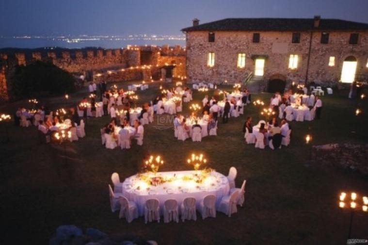 Allestimento serale nel quartiere alto per matrimonio