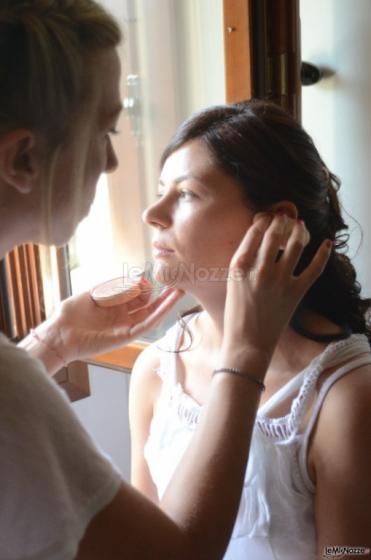 La sposa durante il trucco