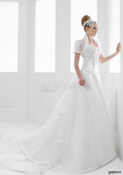 Abito da sposa dalla linea classica con corpetto e coprispalle ricamati