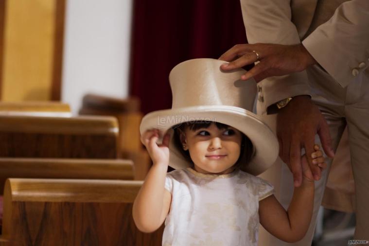 Bimba con cappello sposo