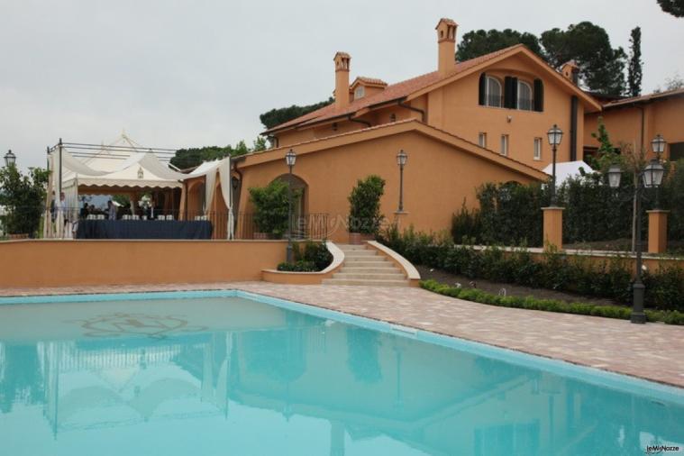 Piscina per il ricevimento di matrimonio in giardino