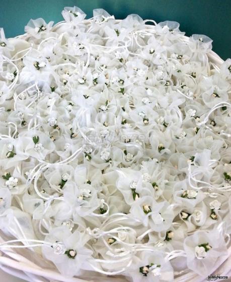 Sacchettini porta confetti in tulle con fiorellino di carta