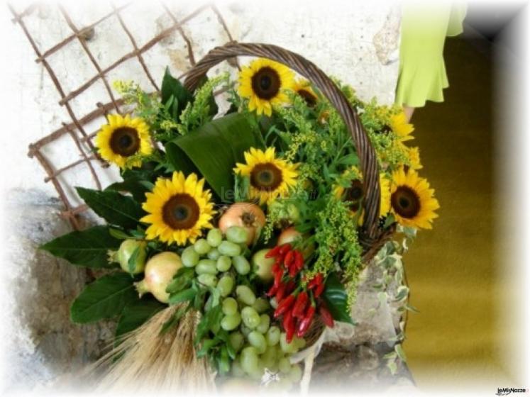 Cesto di frutta e girasoli per l'allestimento delle nozze