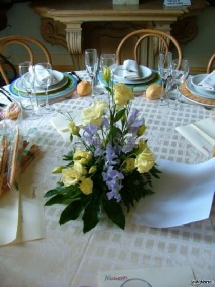 Scenografia di fiori per i tavoli del buffet di matrimonio