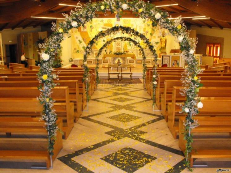 Allestimento della chiesa per il matrimonio