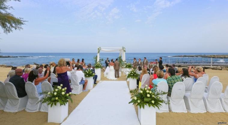 Momento della cerimonia sulla spiaggia