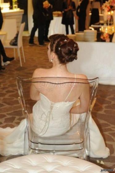 Acconciatura raccolta con fiorellini per la sposa