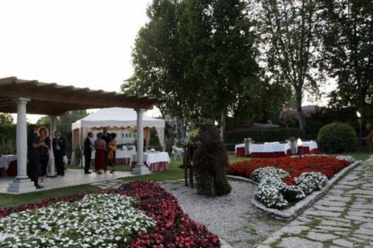 Suggestivo giardino all'imbrunire