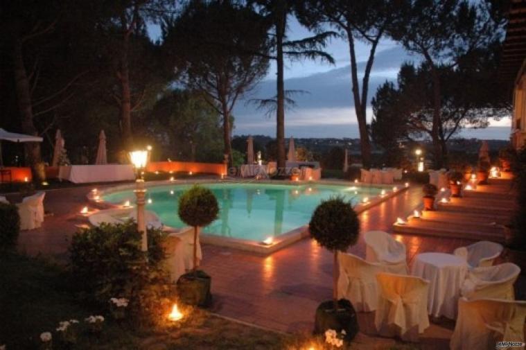 Piscina della location di matrimonio illuminata dalle fiaccole