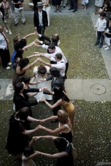 Festeggiamenti durante il ricevimento di matrimonio