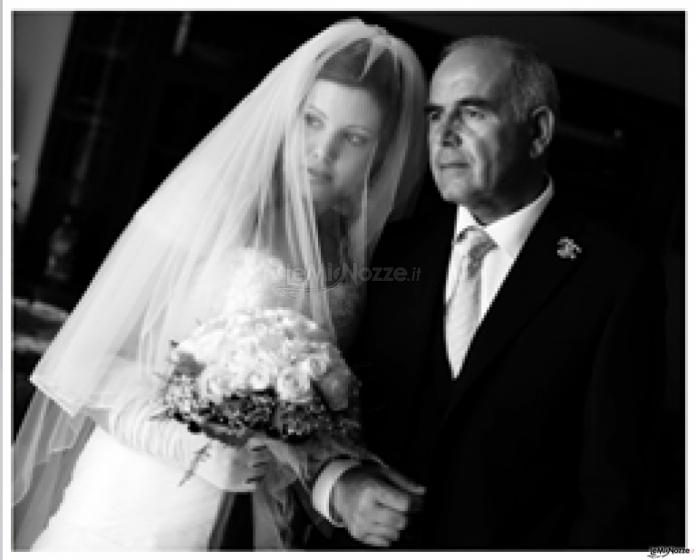 Sposa con il papà in b/n