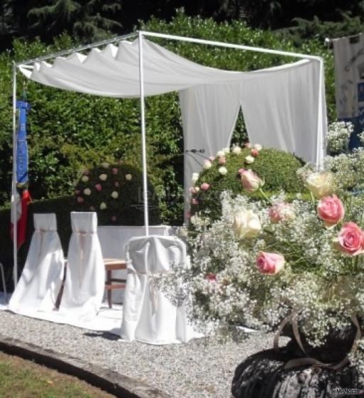 Fiori per la cerimonia di matrimonio in giardino