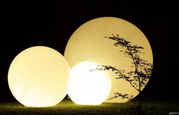 Illuminazione di design per un matrimonio all'aperto realizzata da Modo Eventi