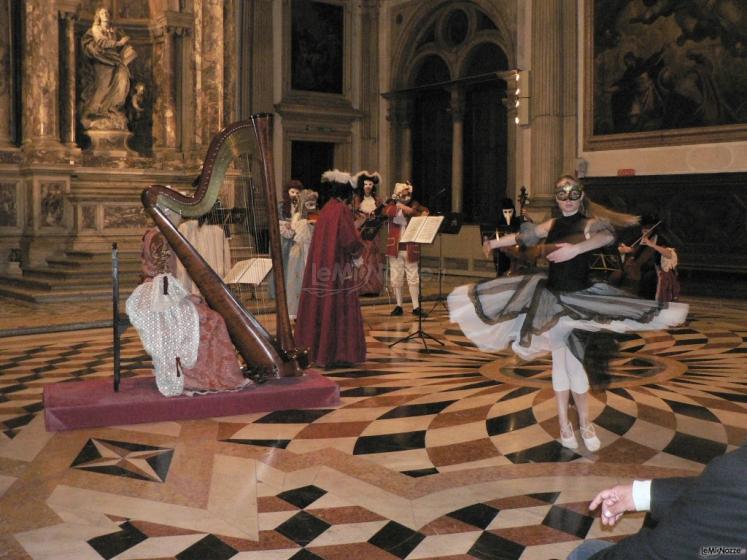 Spettacolo musicale e balletto con artisti in costume veneziano