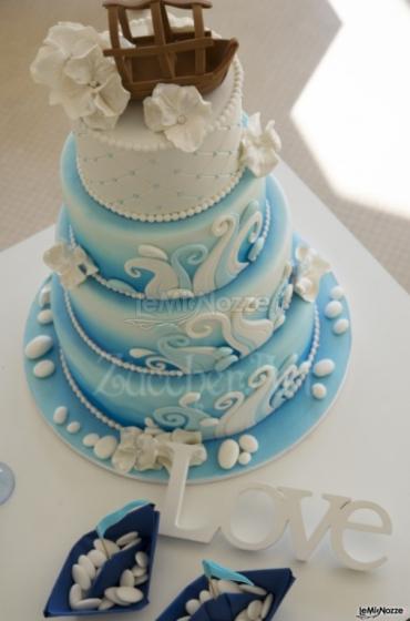 Torta nuziale tema Mare con scritta Love