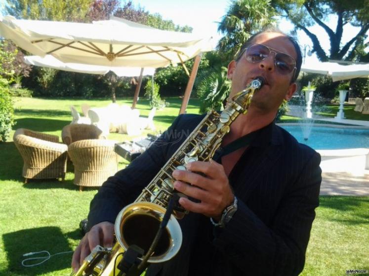 Musica di sax per durante un matrimonio in giardino