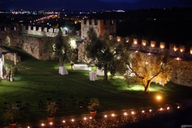 Zona ulivi illuminata per buffet dolci durante matrimonio