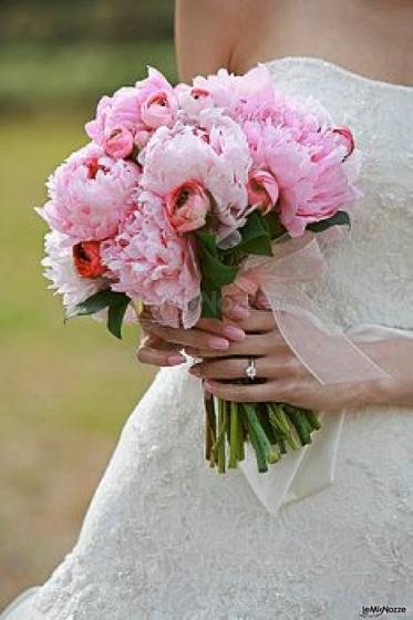 Il bouquet di peonie della sposa