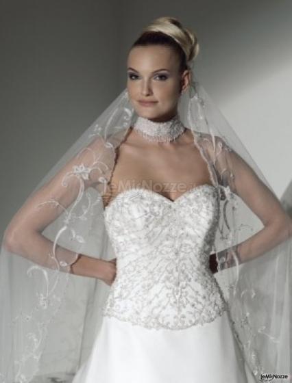 Abito da sposa dalla linea romantica con inserti di tendenza moda