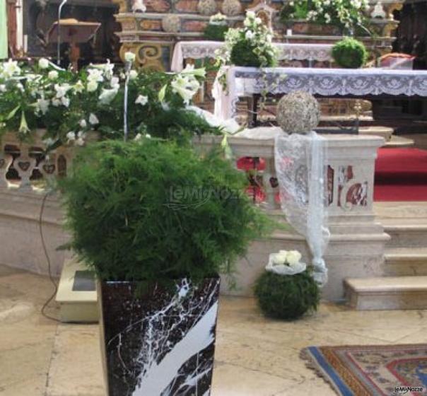 Decorazione floreale con vasi moderni in chiesa