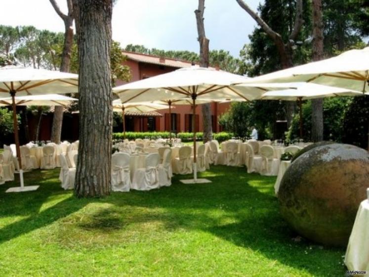 Allestimento per il ricevimento di nozze in giardino