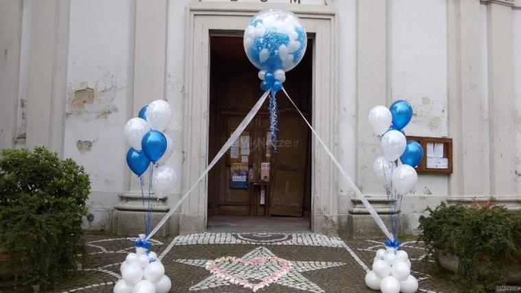 Il Punto Esclamativo - Allestimento con palloncini fuori dalla chiesa