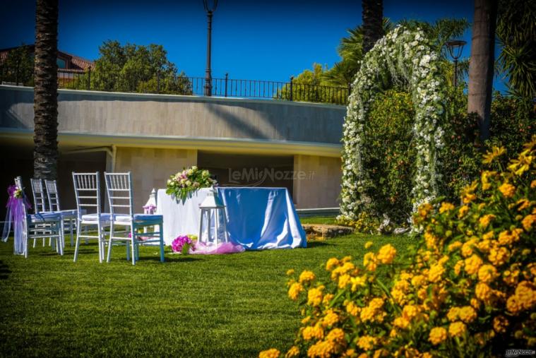 Regina Bona Sforza Ricevimenti - Vista per giardino per il rito civile