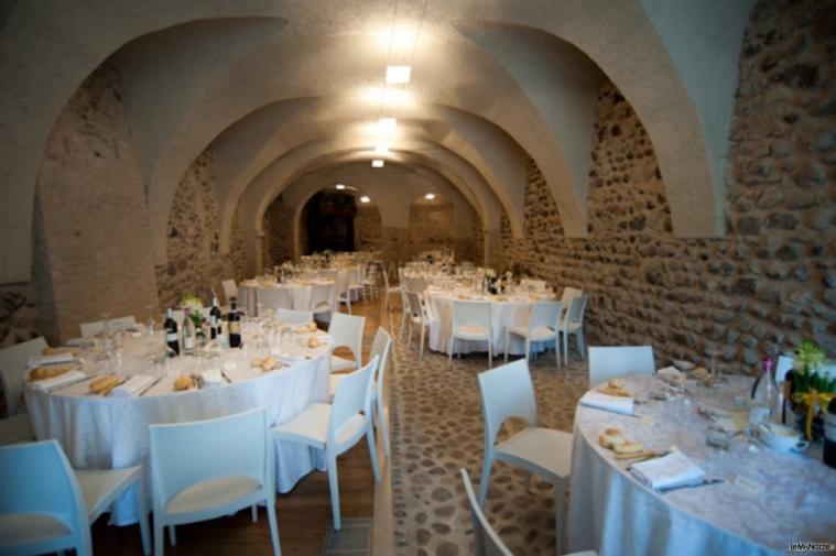 Allestimento dei tavoli di nozze in una cantina