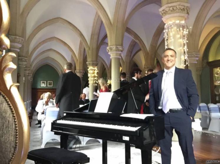 Aveo Toni Organista liturgico - In chiesa per il rito religioso