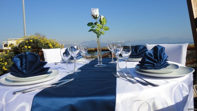 Mise en place blu per il matrimonio