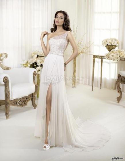 Meraviglioso abito da sposa dalla linea seducente ed originale