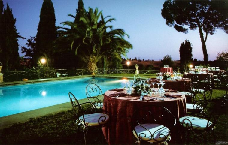 Piscina illuminata per un matrimonio serale