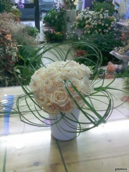 Bouquet candido di rose con brillantini