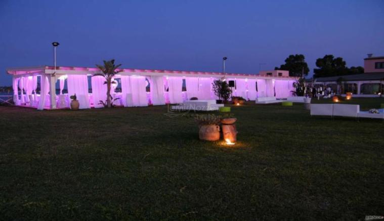 Allestimento tavoli in giardino presso il ristorante per matrimoni a Siracusa