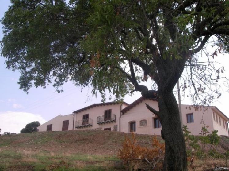 Esterno con parco dell'agriturismo per ricevimento di matrimonio Chiusa del Falconiere