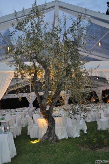 Gazebo per il ricevimento di matrimonio in giardino