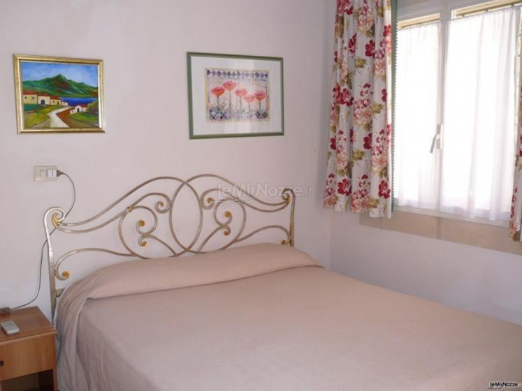 Interno camera da letto per prima notte di nozze presso l'Agriturismo Limoneto