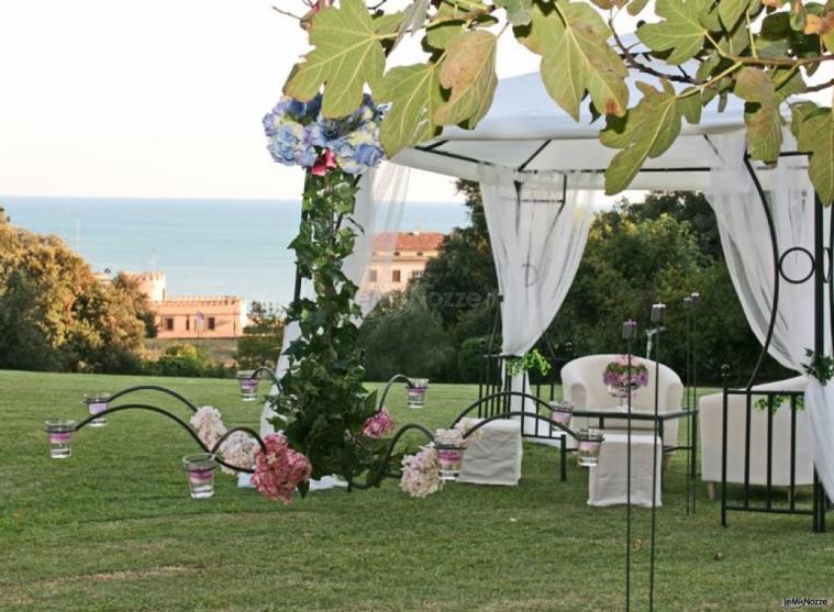 Allestimento con gazebo in ferro battuto per il matrimonio