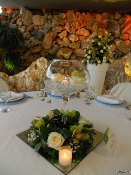 Mise en place floreale per matrimonio sul mare