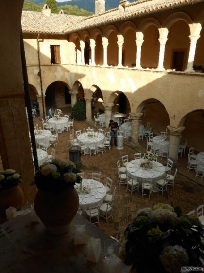 allestimento del ricevimento di matrimonio nel chiostro