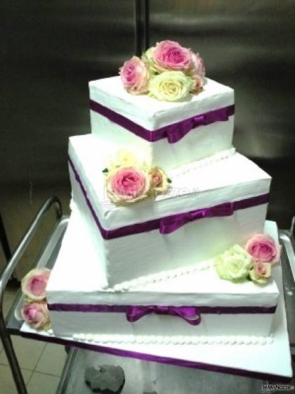 Wedding cake multistrato con nastro