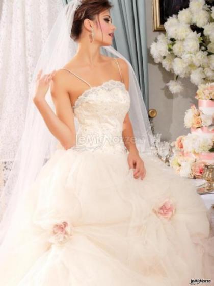 Vestito da sposa con rose in tessuto applicate sulla gonna