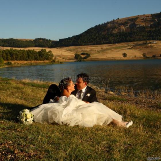 Salvo Annarolo Fotografia - Sposi con lago sullo sfondo