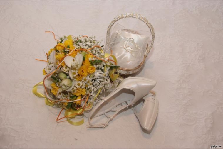 dettaglio bouquet e scarpe sposa e porta anelli matrimonio