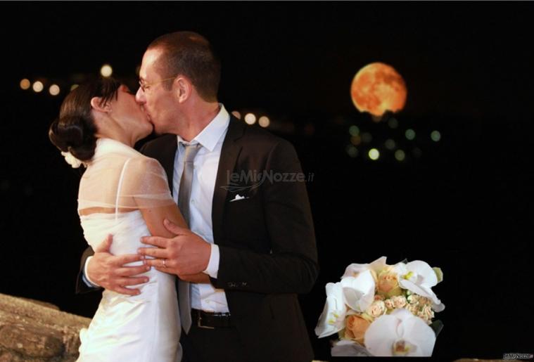 Luca Marchetti Foto - Un bacio sotto la luna