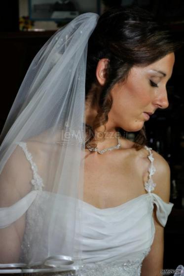 Acconciatura con boccoli che scendono per il matrimonio