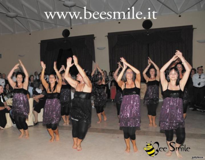 Balli di gruppo con l'animazione di Bee Smile