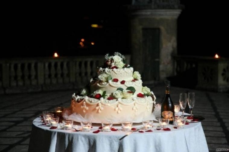 Torta nuziale con decorazioni floreali