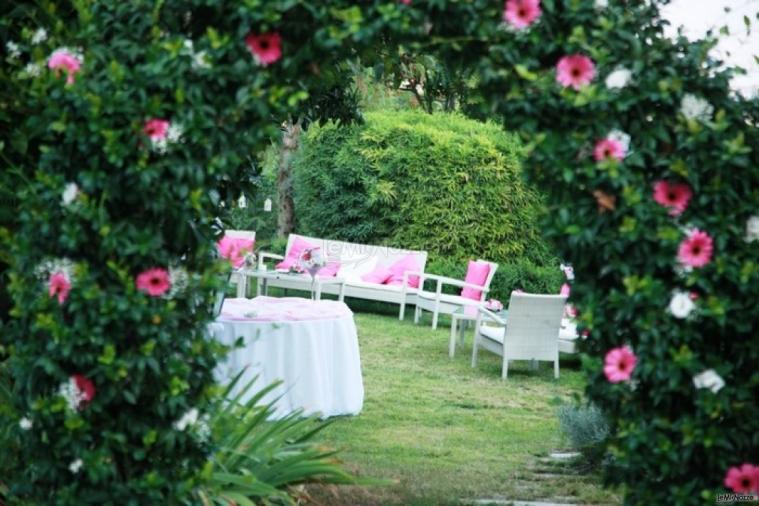 La Terra degli Aranci - Angolo di relax allestito con cuscini bianchi e rosa