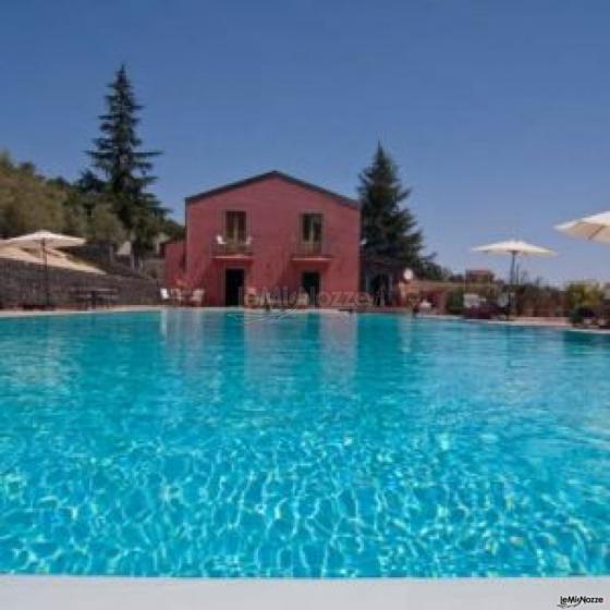 Ampia piscina presso l'agriturismo per ricevimento di matrimonio L'Antica Contea